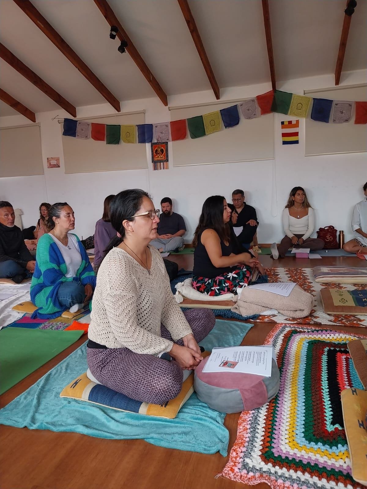 Participantes meditando durante el retiro budista en La Serena