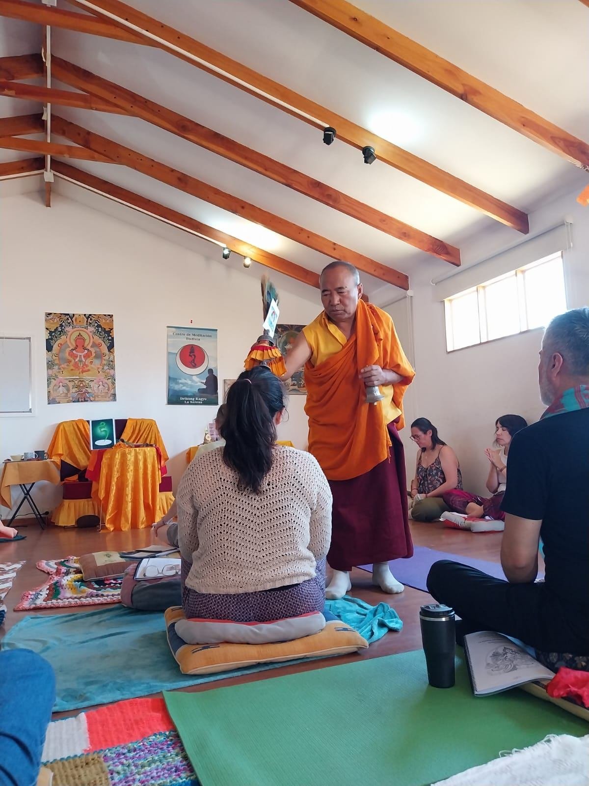Ceremonia de bendición del Venerable Khenpo Phuntsok Tanzin Rinpoche a un participante