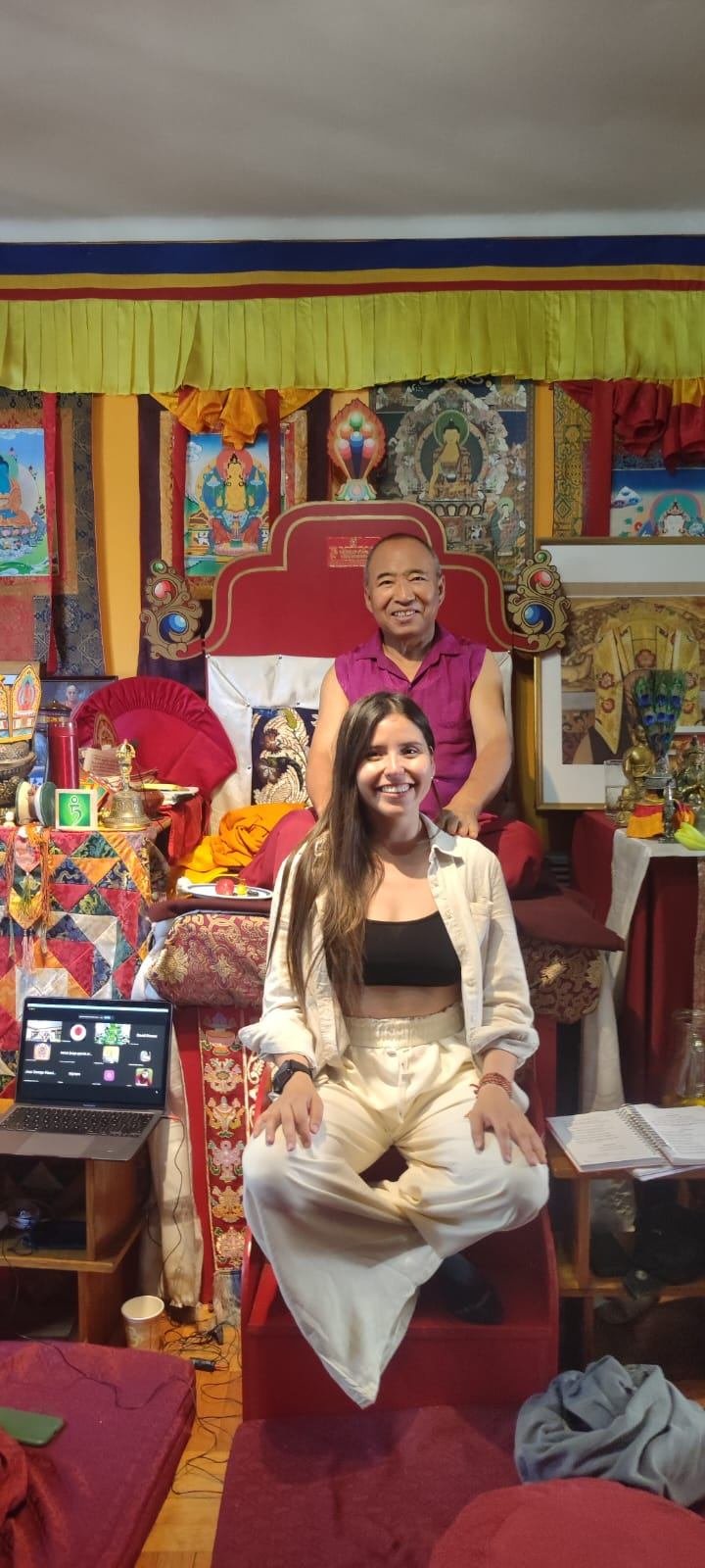 Gregoria Yáñez junto al Venerable Khenpo Phuntsok Tanzin Rinpoche